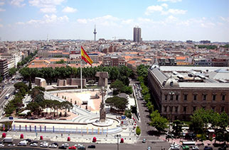 Plaza de Colón 6 min.